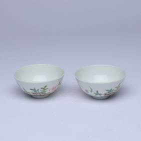 A PAIR OF FAMILLE ROSE 'ROCKERY AND FLOWERS' CUPS