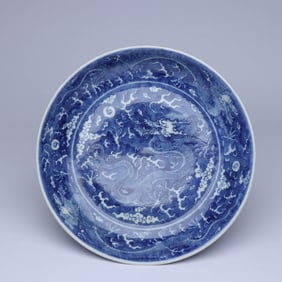 A BLUE AND WHITE 'CLOUD AND DRAGON' DISH