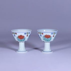 A PAIR OF WUCAI 'LOTUS' STEM CUPS