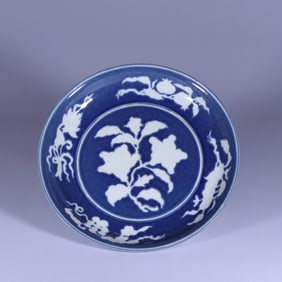 A BLUE AND WHITE 'INTERLOCKING FLOWERS' BOWL