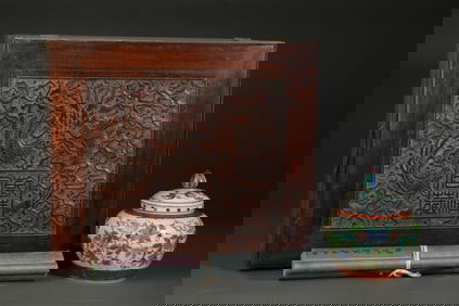 A WUCAI 'INTERLOCKING FLOWERS AND FRUIT' COVERED JAR