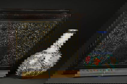 A WUCAI 'FLOWERS AND BIRDS' GLOBULAR VASE