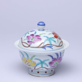 A WUCAI 'INTERLOCKING FLOWERS' COVERED BOWL