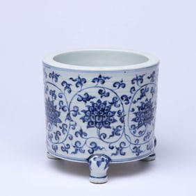 A BLUE AND WHITE 'INTERLOCKING FLOWERS' TRIPOD CENSER