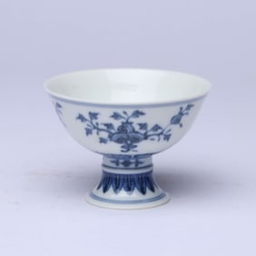 A BLUE AND WHITE 'THREE FRUITS' STEM CUP