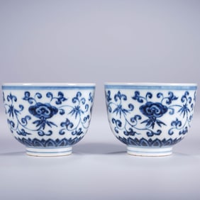 A PAIR OF BLUE AND WHITE 'INTERLOCKING FLOWERS' CUPS