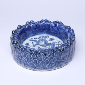 A BLUE AND WHITE 'LOTUS AND DRAGON' BRUSH WASHER