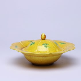 A YELLOW-GLAZED 'AUSPICIOUS CLOUD AND PETALS' COVERED DISH