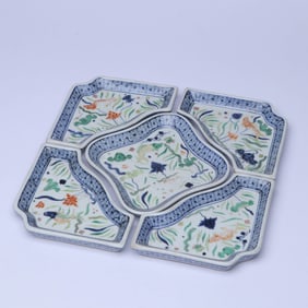 A BLUE AND WHITE AND WUCAI 'FISH AND WATER WEEDS' SET OF DISHES