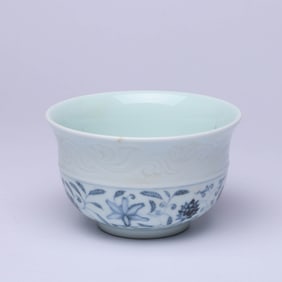 A BLUE AND WHITE 'INTERLOCKING FLOWERS' BOWL