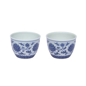 A PAIR OF BLUE AND WHITE 'INTERLOCKING FLOWERS' CUPS