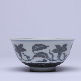 A BLUE AND WHITE AND UNDERGLAZED RED 'INTERLOCKING FLOWERS' BOWL