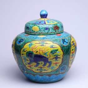 A FAHUACAI 'AUSPICIOUS CLOUD AND LION' LARGE COVERED JAR