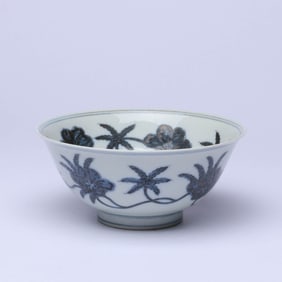 A BLUE AND WHITE 'INTERLOCKING FLOWERS' BOWL