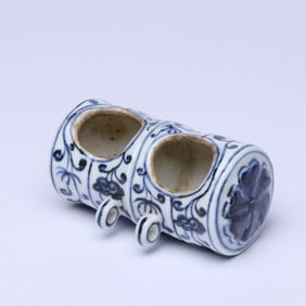 A BLUE AND WHITE 'INTERLOCKING FLOWERS' BIRD FEEDER