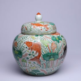 A WUCAI 'FISH AND WATER WEEDS' COVERED JAR