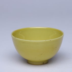 A YELLOW-GLAZED CUP