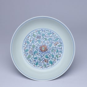 A DOUCAI 'INTERLOCKING FLOWERS' DISH