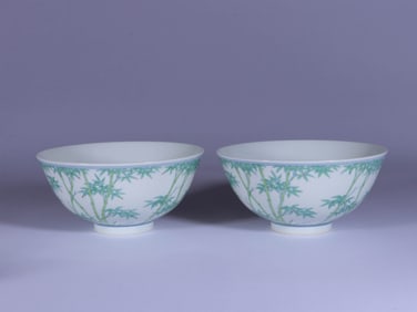 A PAIR OF DOUCAI 'BAMBOO GROVE' BOWLS