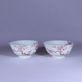 A PAIR OF FAMILLE ROSE 'FLOWERS AND BIRDS' BOWLS