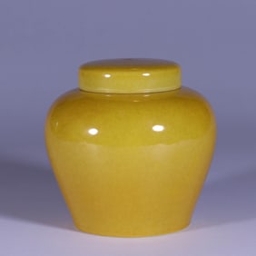A YELLOW-GLAZED COVERED JAR