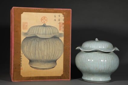 AN GAUN TYPE LOTUS-LEAF COVERED JAR