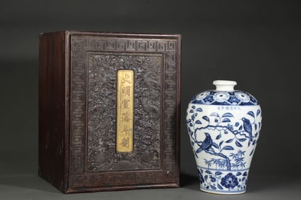 A BLUE AND WHITE 'FLOWERS AND BIRDS' MEIPING