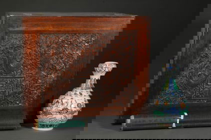 A WUCAI 'FISH AND WATER WEEDS' GARLIC-HEAD VASE