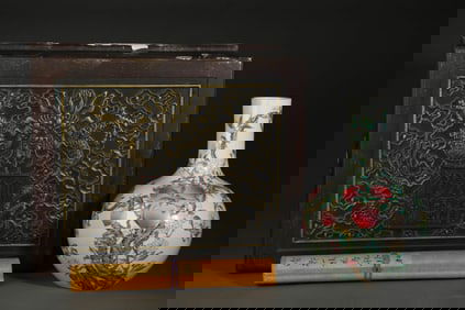 A FAMILLE ROSE 'PEACHES' GLOBULAR VASE