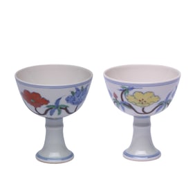 A PAIR OF WUCAI 'INTERLOCKING FLOWERS' STEM CUPS
