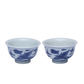 A PAIR OF BLUE AND WHITE 'CLOUD AND PHOENIX' CUPS