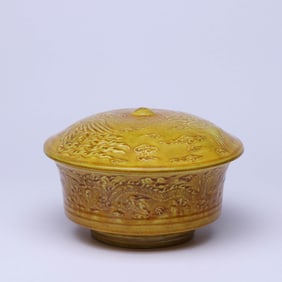 A YELLOW-GLAZED 'AUSPICIOUS CLOUD, DRAGON AND PHOENIX' COVERED BOWL