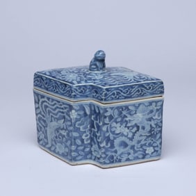 A BLUE AND WHITE 'DRAGON AND PHOENIX AMONG FLOWERS, RESERVE' LOBED COVERED BOX