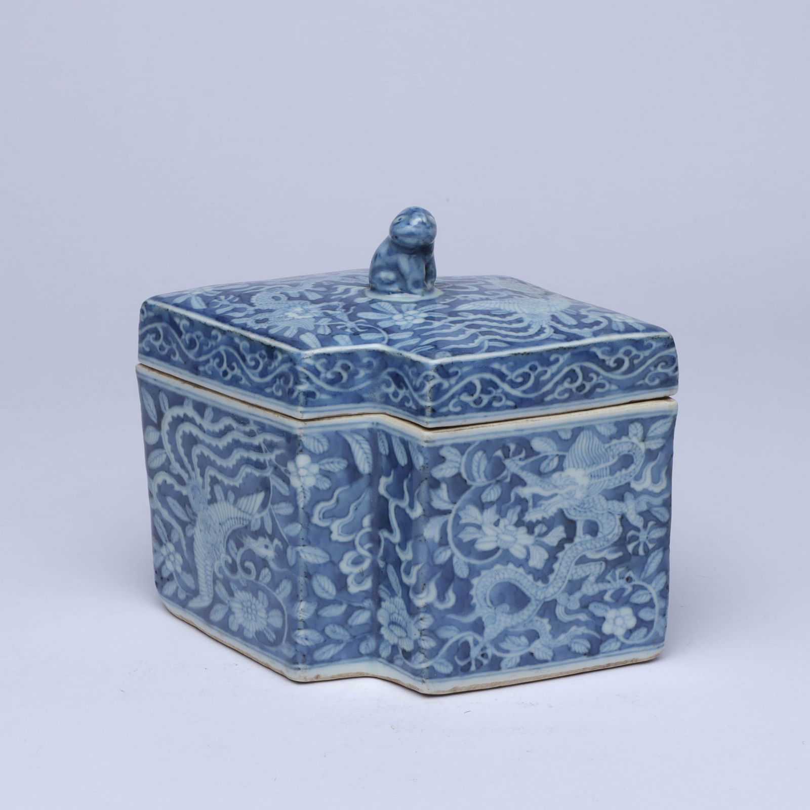 A BLUE AND WHITE 'DRAGON AND PHOENIX AMONG FLOWERS, RESERVE' LOBED COVERED BOX (1 of 8)