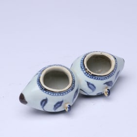 A BLUE AND WHITE 'FLORAL ' BIRD FEEDER