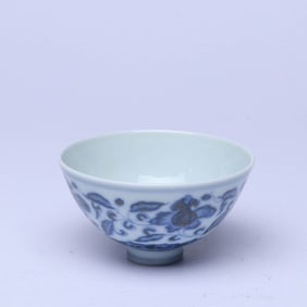 A BLUE AND WHITE 'FLOWERS AND SHOU' CUP