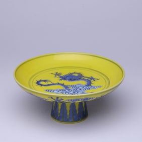A YELLOW-GROUND BLUE AND WHITE 'CLOUD AND DRAGON' STEM DISH