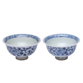 A PAIR OF BLUE AND WHITE 'INTERLOCKING FLOWERS' CUPS