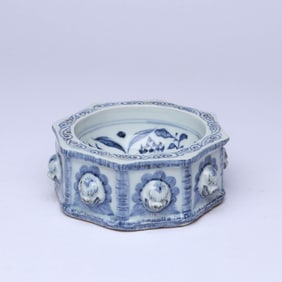 A BLUE AND WHITE 'BUNDLE OF LOTUS' BRUSH WASHER