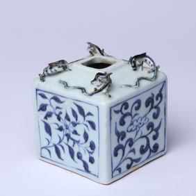 A BLUE AND WHITE 'FLOWERS AND DRAGON' WATER POT