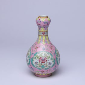 A FAMILLE ROSE MEDALLION 'INTERLOCKING FLOWERS' GARLIC-HEAD VASE