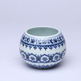 A BLUE AND WHITE 'INTERLOCKING FLOWERS' SMALL JAR