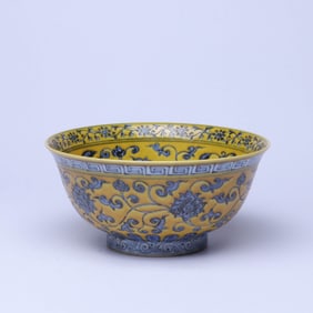 A YELLOW-GROUND BLUE AND WHITE 'INTERLOCKING FLOWERS' BOWL