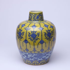A YELLOW-GROUND BLUE AND WHITE 'JEWELED NECKLACE' JAR