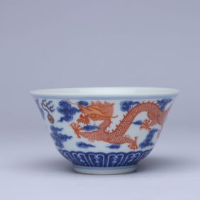 A BLUE AND WHITE AND IRON-RED 'CLOUD AND DRAGON' CUP