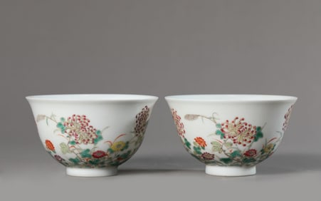 A PAIR OF FAMILLE-ROSE 'BUTTERFLIES AMONG FLOWERS' BOWLS