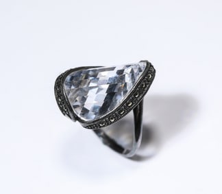 A SILVER AND CRYSTAL RING