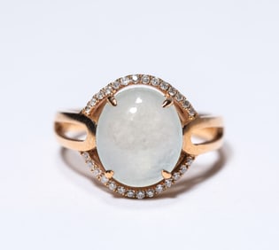 A JADEITE AND GOLD RING