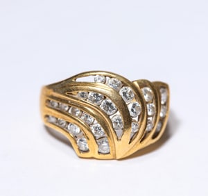 A DIAMOND AND GOLD RING