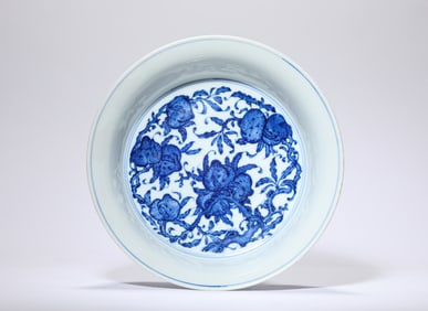 A BLUE AND WHITE 'INTERLOCKING LOTUS, BAT AND SHOU' BRUSH WASHER